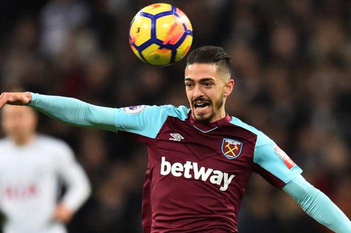 Aksi gelandang serang West Ham United, Manuel Lanzini, pada laga lanjutan Liga Inggris melawan Tottenham Hostpur di Stadion Wembley pada 4 Januari 2018. 