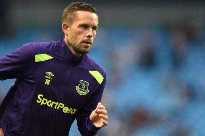 Gelandang Everton, Gylfi Sigurdsson, melakukan pemanasan menjelang duel Liga Inggris lawan Manchester City di Etihad Stadium, 21 Agustus 2017.