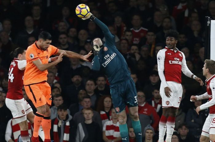 Kiper Arsenal, Petr Cech (tengah), menghalau bola dalam laga Liga Inggris kontra Liverpool FC di Stadion Emirates, London, pada 22 Desember 2017.