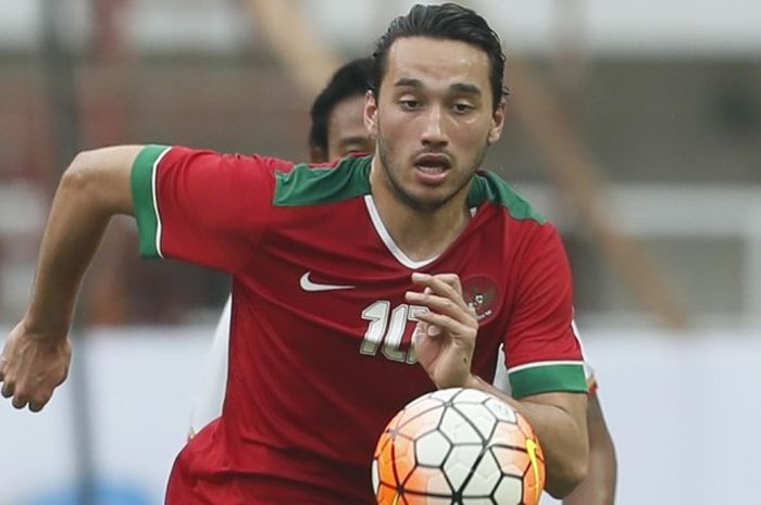 Pemain timnas Indonesia, Ezra Walian saat pertandingan persahabatan Indonesia melawan Myanmar di Stadion Pakansari, Cibinong, Bogor, Jawa Barat, Selasa (21/3/2017). Indonesia kalah 1-3 melawan Myanmar.