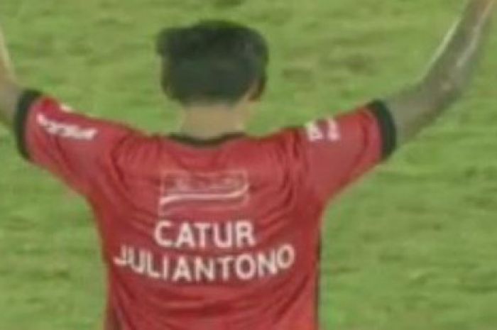 Selebrasi Irfan Bachdim untuk Catur Juliantono