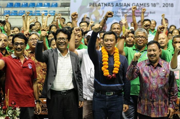 Menpora Imam Nahrawi (berkalung bunga) berfoto bersama jajaran KONI Bali dan para peserta Pelatihan Manajemen Olahraga Modern di GOR Lila Buana, Denpasar, Sabtu (24/2/2018).