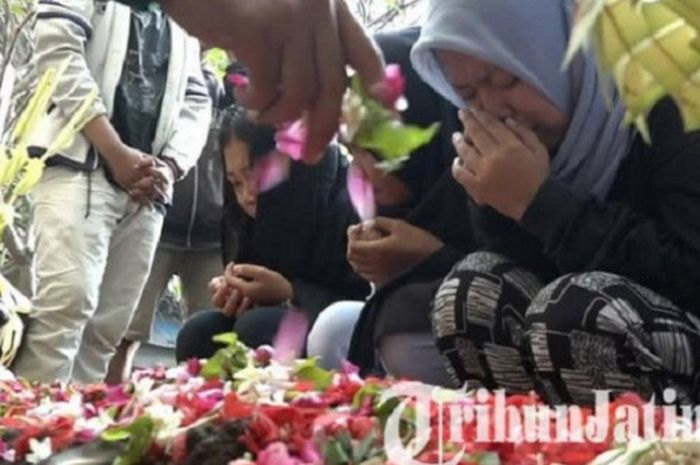 Teman sekolah Micko Pratama saat berdoa di makam almarhum, Minggu (15/4/2018). 