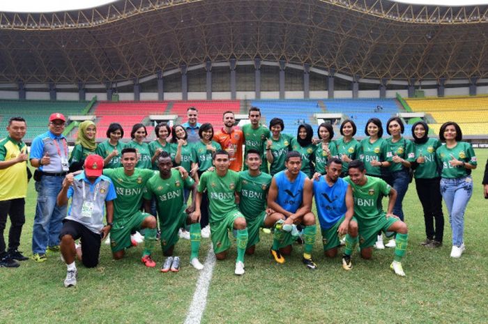 Para Polwa yang tergabung dalam Bharamania Berfoto dengan pemain Bhayangkara FC jelang laga melawan Fusamania Borneo FC, Rabu 20 September 2017.