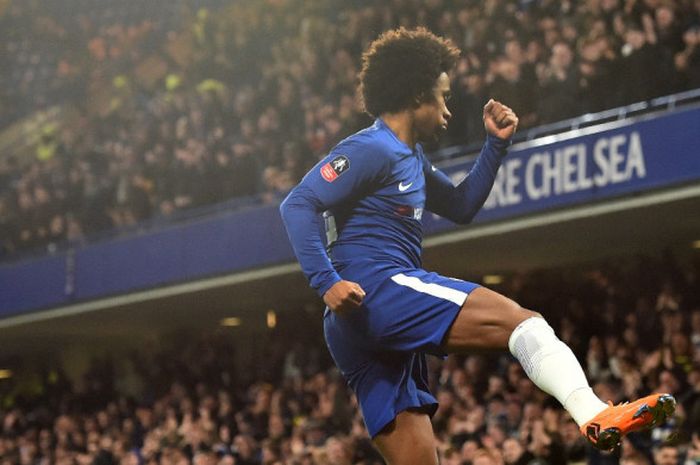 Gelandang Chelsea, Willian, merayakan gol yang dicetak ke gawang Hull City dalam laga babak kelima Piala FA di Stadion Stamford Bridge, London, Inggris, pada 16 Februari 2018.