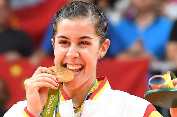 Pebulu tangkis tunggal putri nomor satu dunia dari Spanyol, Carolina Marin, berfoto dengan medali emas Olimpiade Rio 2016 setelah memenangi laga final melawan Pusarla Venkata Sindhu (India), 19-21, 21-12, 21-15, di Riocentro Pavilion 4, Rio de Janeiro, Brasil, Jumat (19/8/2016).