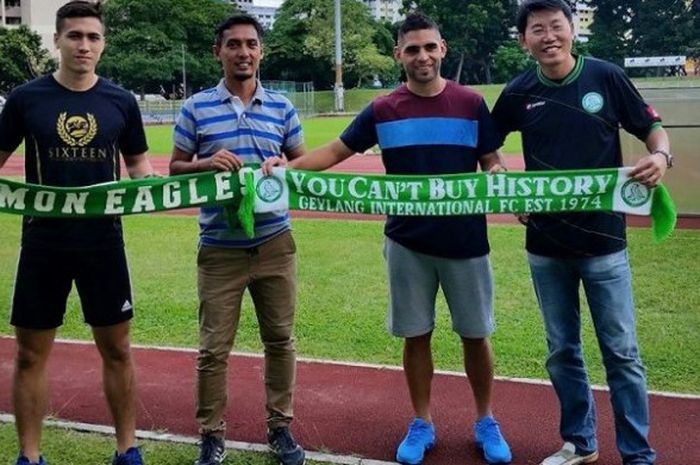 Bek Anders Aplin (kiri) saat diperkenalkan sebagai bagian Geylang International FC pada 2015.