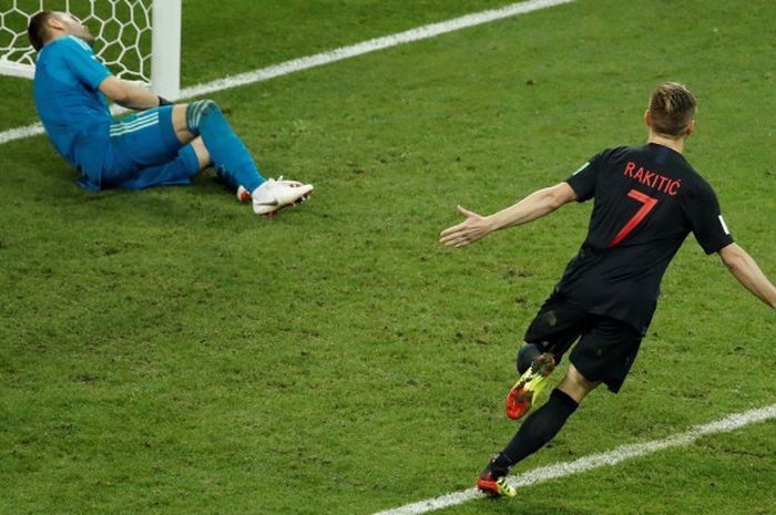 Gelandang Kroasia, Ivan Rakitic, sukses menjadi algojo penentu kemenangan atas Rusia lewat adu penalti pada perempat final Piala Dunia 2018 di Fisht Arena, Sabtu (7/7/2018). 