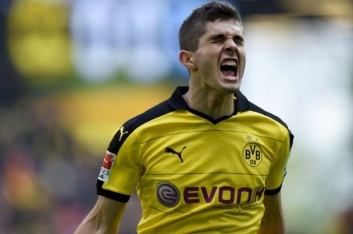 Gelandang muda Borussia Dortmund, Christian Pulisic, merayakan gol yang dia cetak ke gawang Hamburg dalam duel Bundesliga, 17 April 2016.