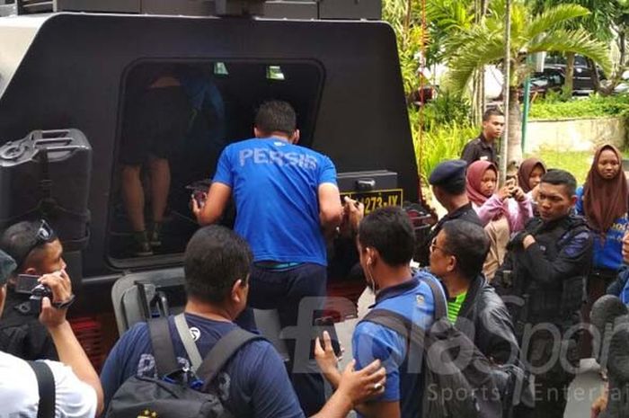 Pemain Persib Bandung menaiki rantis (kendaraan taktis) menuju Stadion Manahan untuk menghadapi Persija Jakarta, Jumat (3/11/2017).