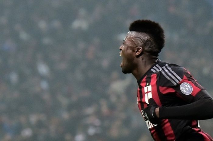 Striker AC Milan, Mbaye Niang, merayakan gol ke gawang Inter Milan pada ajang Serie A di Stadion San Siro, 31 Januari 2016.