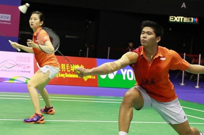 Pasangan ganda campuran Indonesia, Praveen Jordan/Debby Susanto, berusaha mengembalikan kok dari pasangan Korea Selatan, Choi Sol-gyu/Chae Yoo-jung, pada babak semifinal Hong Kong Terbuka di Hong Kong Coliseum, Sabtu (26/11/2016).