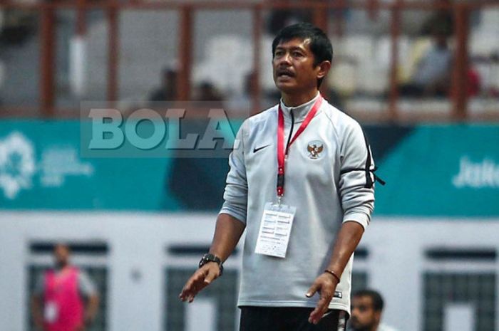  Pelatih timnas u-19 Indonesia, Indra Sjafri, berdiri di sisi lapangan pada laga uji coba kontra Arab Saudi di Stadion Wibawa Mukti, Cikarang, pada Rabu (10/10/2018). 