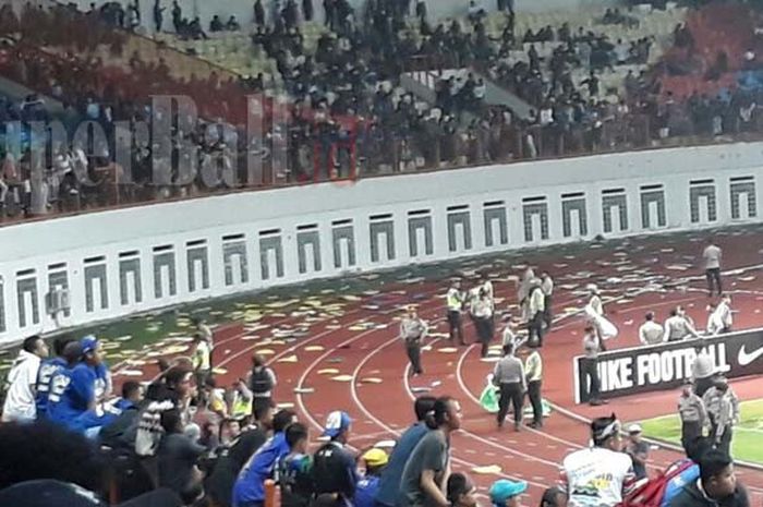 Bobotoh ricuh setelah Persib Bandung U-19 dikalahkan Persipura Jayapura U-19 dengan skor 0-1 di Stadion Wibawa Mukti, Selasa (7/11/2017)