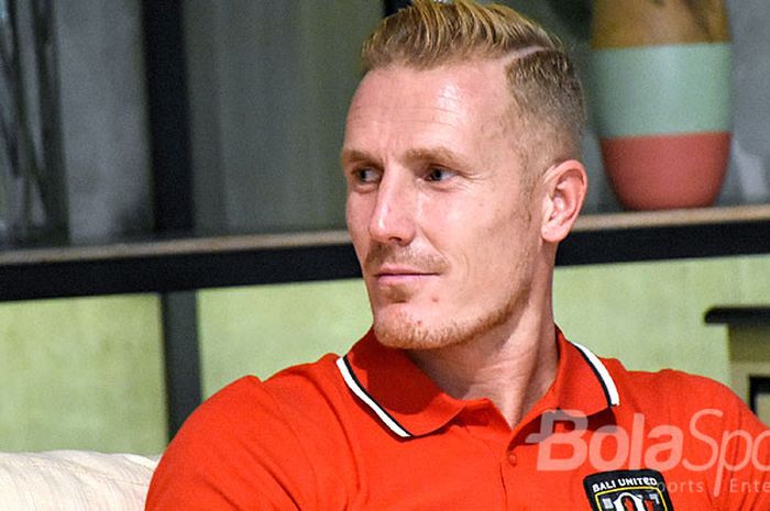 Pemain asing Bali United, Nick van der Velden, dalam acara jumpa pers di Denpasar, Bali, Kamis (14/12/2017).