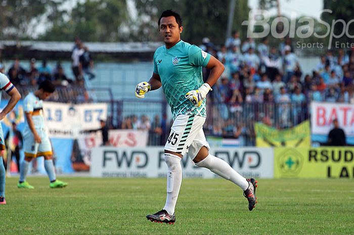 Penjaga gawang Persegres Gresik United , Aji Saka, saat tampil melawan Persela Lamongan dalam laga pekan ke-27 Liga 1 di Stadion Surajaya Lamongan, Jawa Timur, Sabtu (30/09/2017) sore.