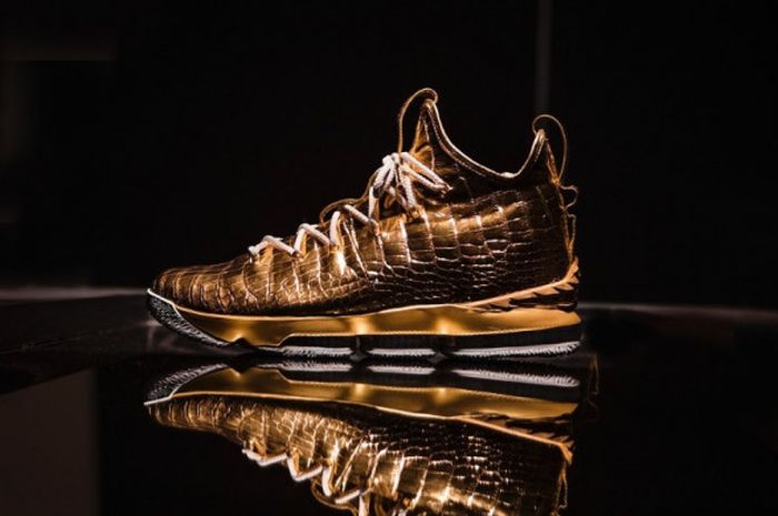 Sneakers LeBron 15