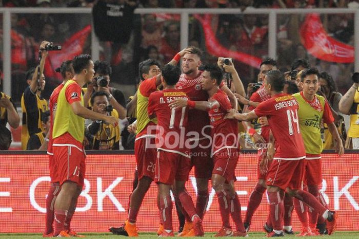   Para pemain Persija Jakarta merayakan gol Marko Simic ke gawang Bali United pada laga final Piala Presiden 2018 di Stadion Utama GBK pada Sabtu (17/2/2018).  