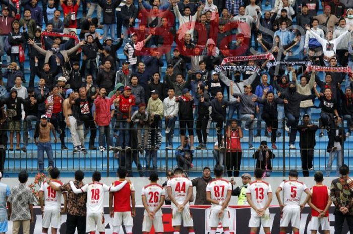 Para pemain Persis Solo memberikan apresiasi kepada suporter mereka seusai laga melawan PPSM Sakti Magelang, Kamis (20/7/2017).