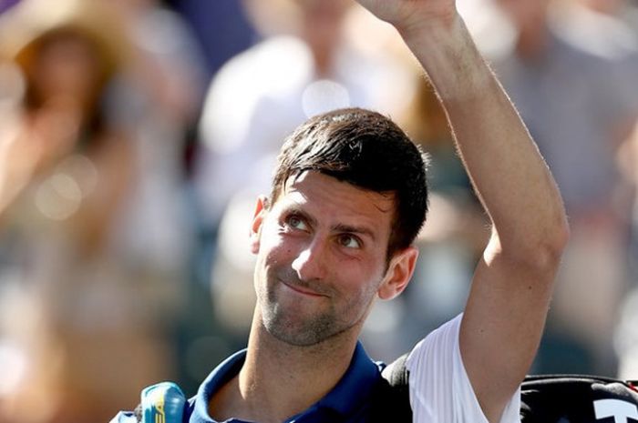 Petenis tunggal putra Serbia, Novak Djokovic, melambaikan tangan ke arah penonton setelah dikalahkan Taro Daniel (Jepang) dengan skor 6-7(3), 6-4, 1-6 pada babak kedua turnamen Indian Wells Masters 2018, Minggu (11/3/2018).