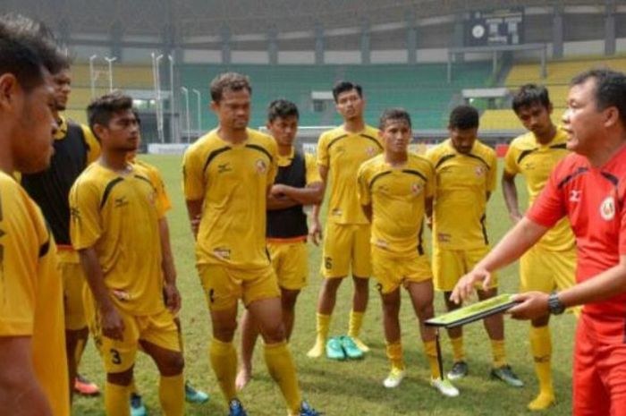 Pelatih baru Semen Padang, Safriyanto Rusli memimpin anak asuhnya dalam uji lapangan sebelum laga kontra Persija di Stadion Patriot, Kota Bekasi, 21 Oktober 2017. 