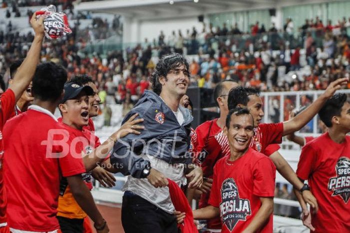  Pelatih Persija Jakarta, Stefano Teco Cugurra dan para pemainnya merayakan kemenangan tim di final 