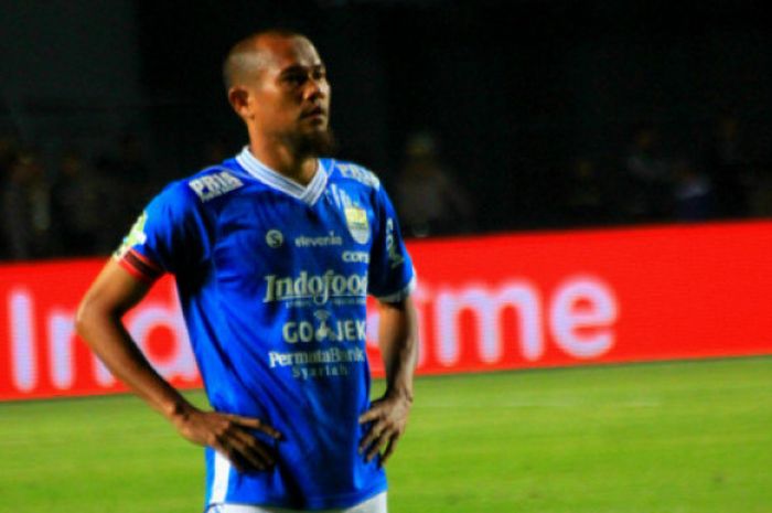  Bek Persib Bandung, Supardi Nasir saat melawan Persela Lamongan di Stadion Gelora Bandung Lautan Api, Senin (16/7/2018). 