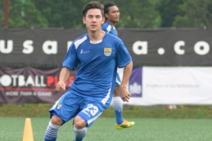 Gelandang Persib Bandung Kim Jeffrey Kurniawan saat mengikuti sesi latihan di lapangan Soccerplus, Parongpong, Kabupaten Bandung Barat, Jawa Barat, Jum'at (22/1/2016)