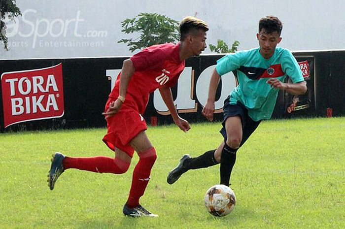 Universitas Muhammadiyah Malang (merah) meraih gelar juara Torabika Campus Cup wilayah Jawa Timur setelah mengalahkan tim tuan rumah, Universitas Negeri Malang (hijau) dengan skor 2-0 di Stadion Cakrawala Universitas Negeri Malang, Jawa Timur, Kamis (2/11/2017) sore.