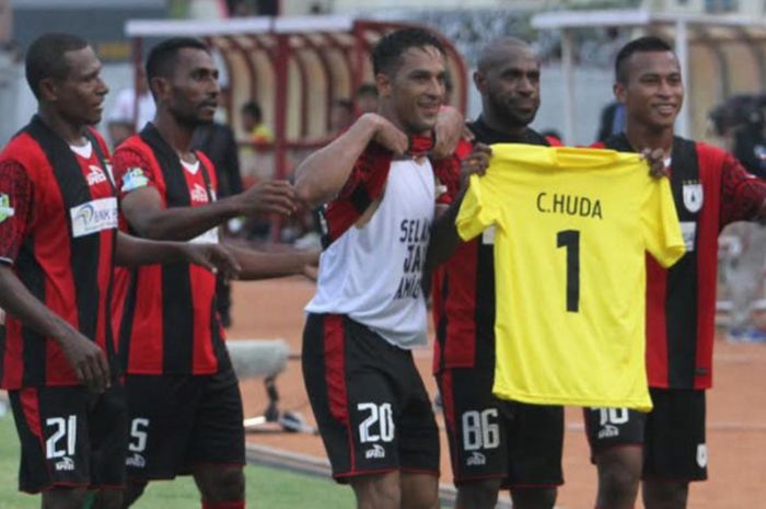 Penyerang Persipura Jayapura, Boaz Solossa, membentangkan baju berwarna kuning bertuliskan Choirul Huda usai mencetak gol ke gawang Persija Jakarta di Stadion Mandala, Jayapura, Rabu (18/10/2017)