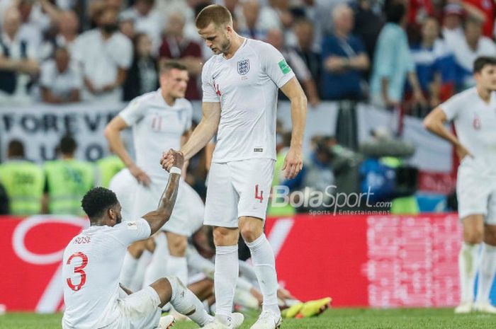 Pemain Inggris, Eric Dier, menenangkan Danny Rose saat timnya kalah 1-2 dari Kroasia di semifinal Piala Dunia 2018 di Luzhniki Stadium, Kamis (12/7/2018).