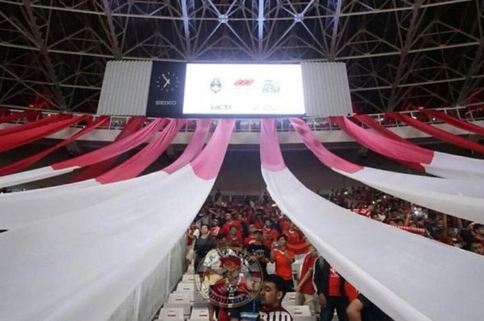 Koreografi fans timnas Indonesia yang diusung oleh komunitas LGI Crew pada laga uji coba timnas Indonesia vs timnas Islandia di Stadion Utama GBK pada Minggu (14/1/2018).