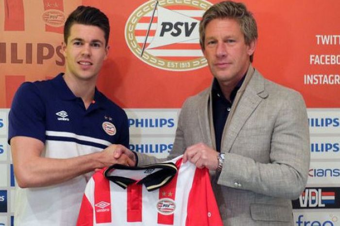 Marcel Brands bersama Marco van Ginkel dalam sesi perkenalan pemain baru PSV Eindhoven pada bursa transfer musim dingin 2016.