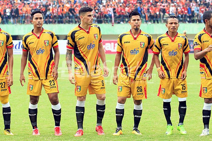    Pemain Mitra Kukar berpose menjelang dibulainya laga babak 8 Besar Piala Presiden 2018 melawan Persija Jakarta di Stadion Manahan Solo, Jawa Tengah (04/02/2018) Minggu sore.   