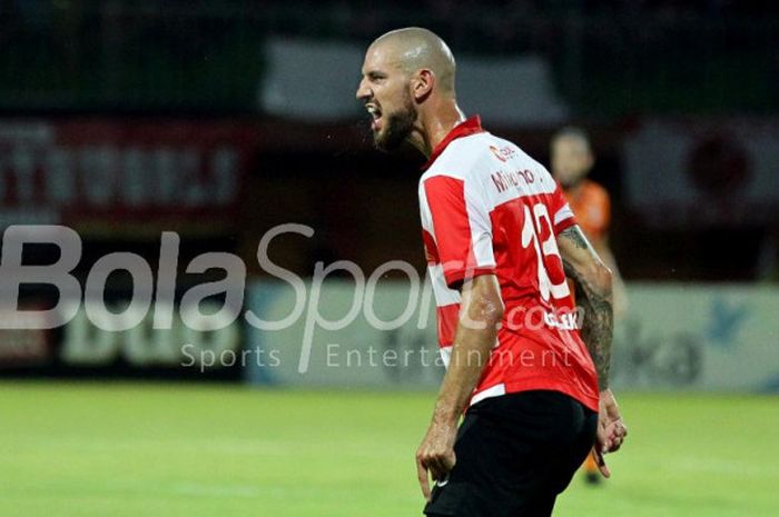 Gelandang Madura United, Dane Milovanovic, beraksi pada laga Liga 1 kontra Borneo FC.