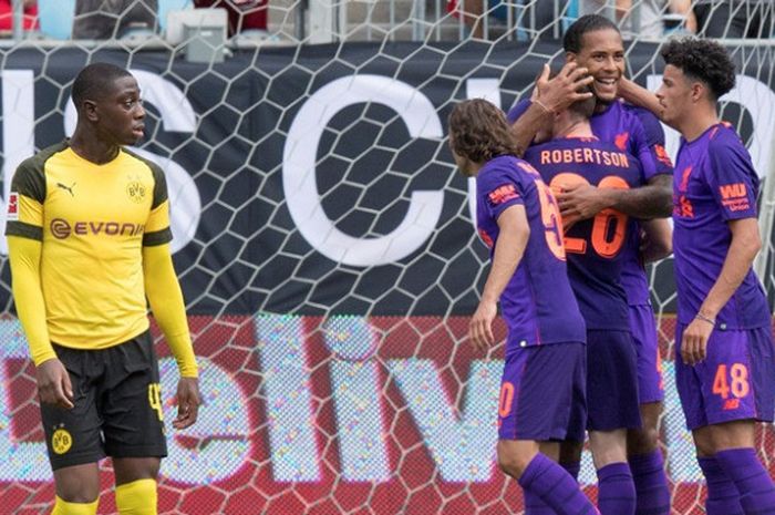  Bek Liverpool< Virgil van Dijk, melakukan selebrasi seusai menjebol gawang Borussia Dortmund dalam laga ICC di Bank of America Stadium, Amerika Serikat, Minggu (22/7/2018). 