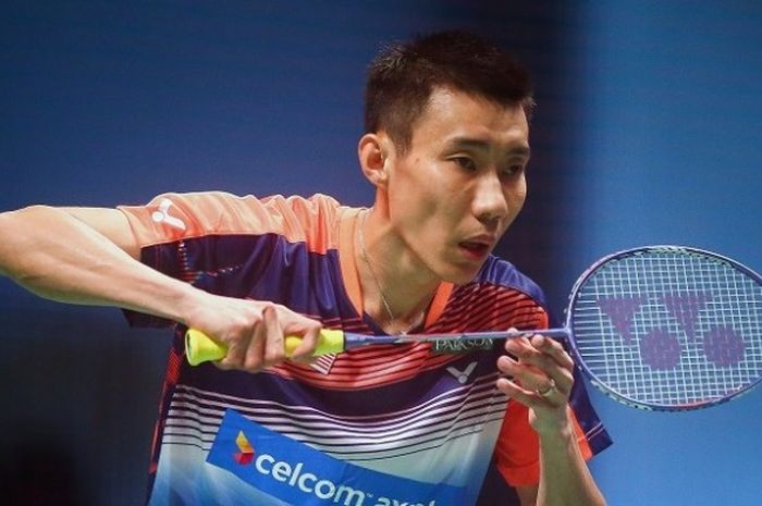  Pebulu tangkis tunggal putra Malaysia, Lee Chong Wei, bersiap menerima servis dari Kenta Nishimoto (Jepang) pada babak perempat final Piala Sudirman 2017 di Carrara Sports Indoor Stadium, Gold Coast, Australia, Jumat (26/5/2017). 