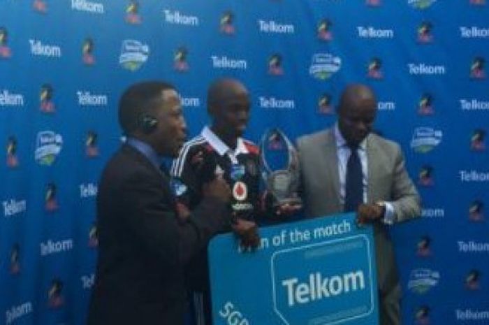 Pemain Orlando Pirates,  Patrick Phungwayo, saat menerima penghargaan man of the match di ajang Telkom Konckout.