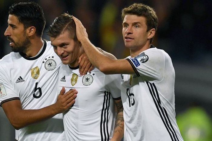 Dari kanan ke kiri: Thomas Mueller (kanan), Toni Kroos (tengah), Sami Khedira, merayakan gol yang dicetak Kroos untuk Jerman ke gawang Republik Ceska dalam laga Kualifikasi Piala Dunia 2018 di Hamburg, 8 Oktober 2016.