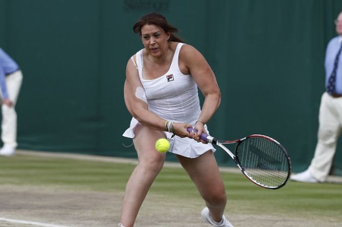 Petenis putri Prancis, Marion Bartoli bersama Iva Marjoli (Kroasia) melawan Magdalena Maleeva (Bulgaria) Barbara Schett (Austria)  dalam ladies invitational di sela penyelenggaraan Wimbledin di The All England Lawn Tennis Club in Wimbledon, London, 14 Juli 2017. 