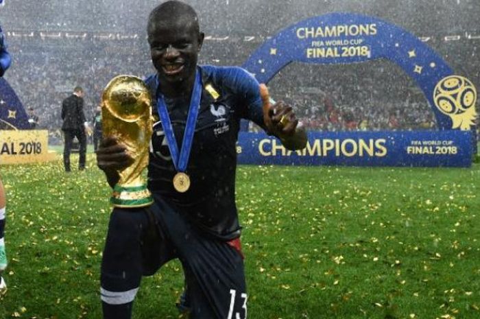 N'Golo Kante berpose dengan trofi juara Piala Dunia 2018 yang dimenangi timnas Prancis seusai menekuk Kroasia dalam final di Luzhniki Stadium Moskow, 15 Juli 2018.