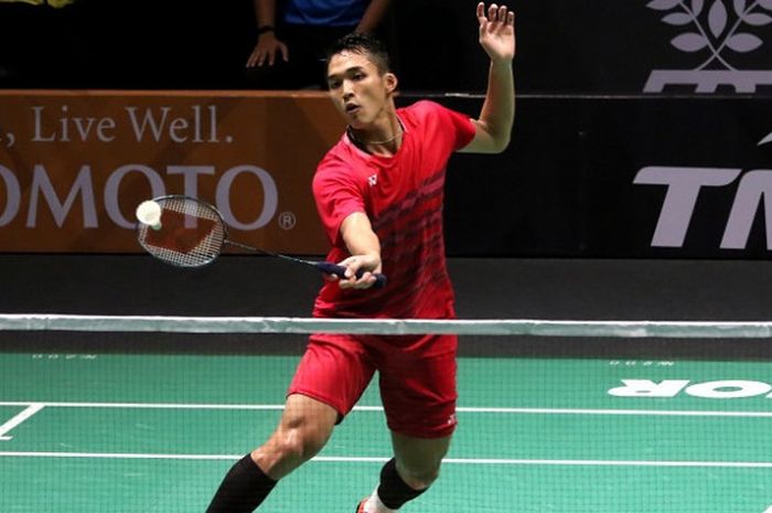 Pebulu tangkis tunggal putra Indonesia, Jonatan Christie, mengembalikan kok ke arah lawannya, Suppanyu Avihingsanon (Thailand), pada laga babak kedua perorangan SEA Games 2017, di Axiata Arena, Kuala Lumpur, Malaysia, Sabtu (26/8/2017).