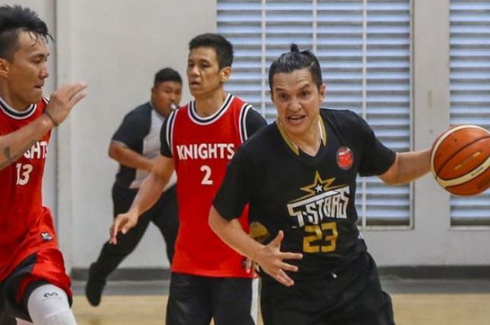 Edison Wardhana memakai jersey hitam nomor 23