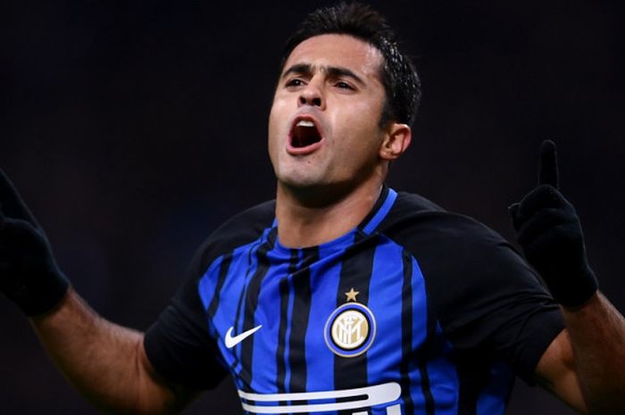 Selebrasi penyerang Inter Milan, Eder Citadin Martins, seusai membobol gawang Crotone dalam laga Liga Italia 2017-2018 di Stadion Giuseppe Meazza, Milan, Italia, pada Sabtu (3/2/2018).