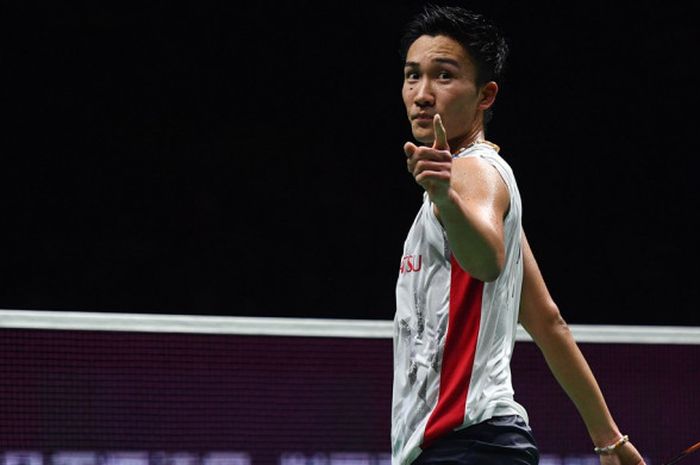 Pebulu tangkis tunggal putra Jepang, Kento Momota, bereaksi saat meraih poin atas lawannya, Shi Yuqi (China). Momota meraih gelar juara dunia tahun ini setelah mengalahkan Shi dengan skor 21-11, 21-13 pada laga final yang berlangsung di Nanjing Olympic Sports Centre, Nanjing, China, Minggu (5/8/2018).