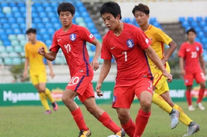 Para pemain timnas U-16 China saat bertanding kontra timnas U-16 Korea Selatan pada laga Kualifikasi Piala Asia U-16 2018 di Stadion Thuwunna, Myanmar, Jumat (29/9/2017). 