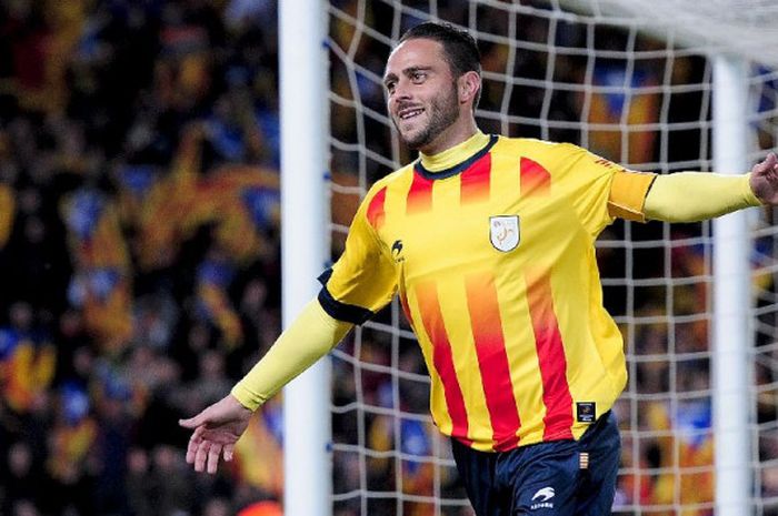 Penyerang timnas Catalonia, Sergio Garcia, merayakan gol pada laga persahabatan kontra Tanjung Verde di Lluis Companys Olympic Stadium, Barcelona, pada 30 Desember 2013.