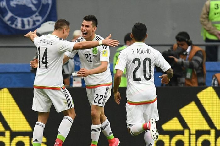 Pemain Meksiko, Hirving Lozano (tengah), merayakan golnya bersama Javier Hernandez dalam laga Grup A Piala Konfederasi kontra Rusia di Stadion Kazan Arena, Kazan, Rusia pada 24 Juni 2017.