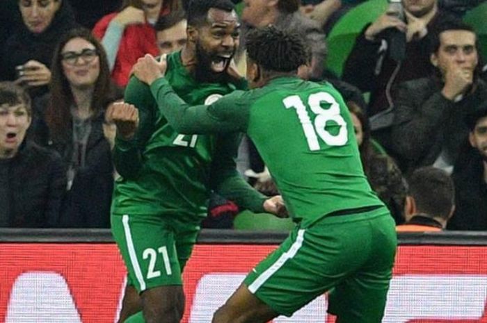 Brian Idowu dan Alex Iwobi merayakan gol Nigeria ke gawang Argentina pada laga persahabatan di Rusia, Selasa (14/11/2017). 