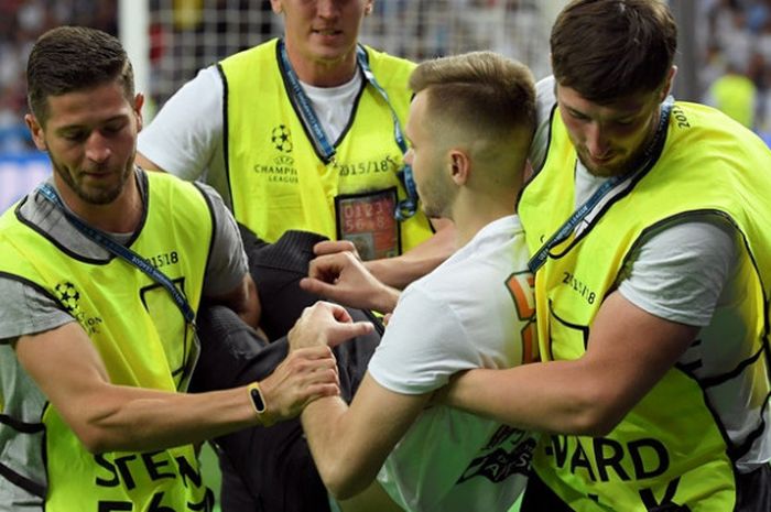 Seorang penyusup diamankan saat final Liga Champions antara Real Madrid dan Liverpool di NSC Olimpiyskiy Stadium, Sabtu (26/5/2018)